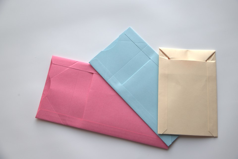 Spear envelopes in a variety of sizes and colors.
